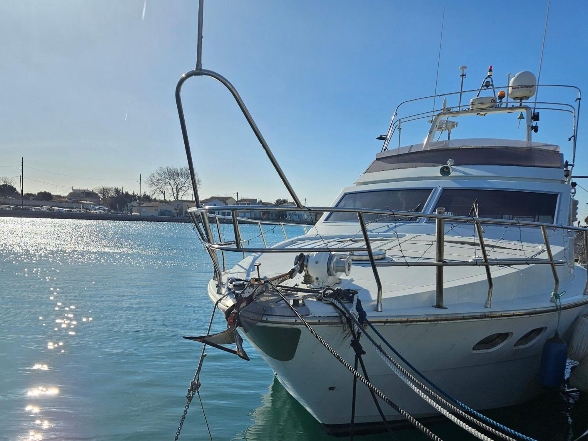 Nuit Insolite Bateau A Quai - Saint Louis Du Rhone *