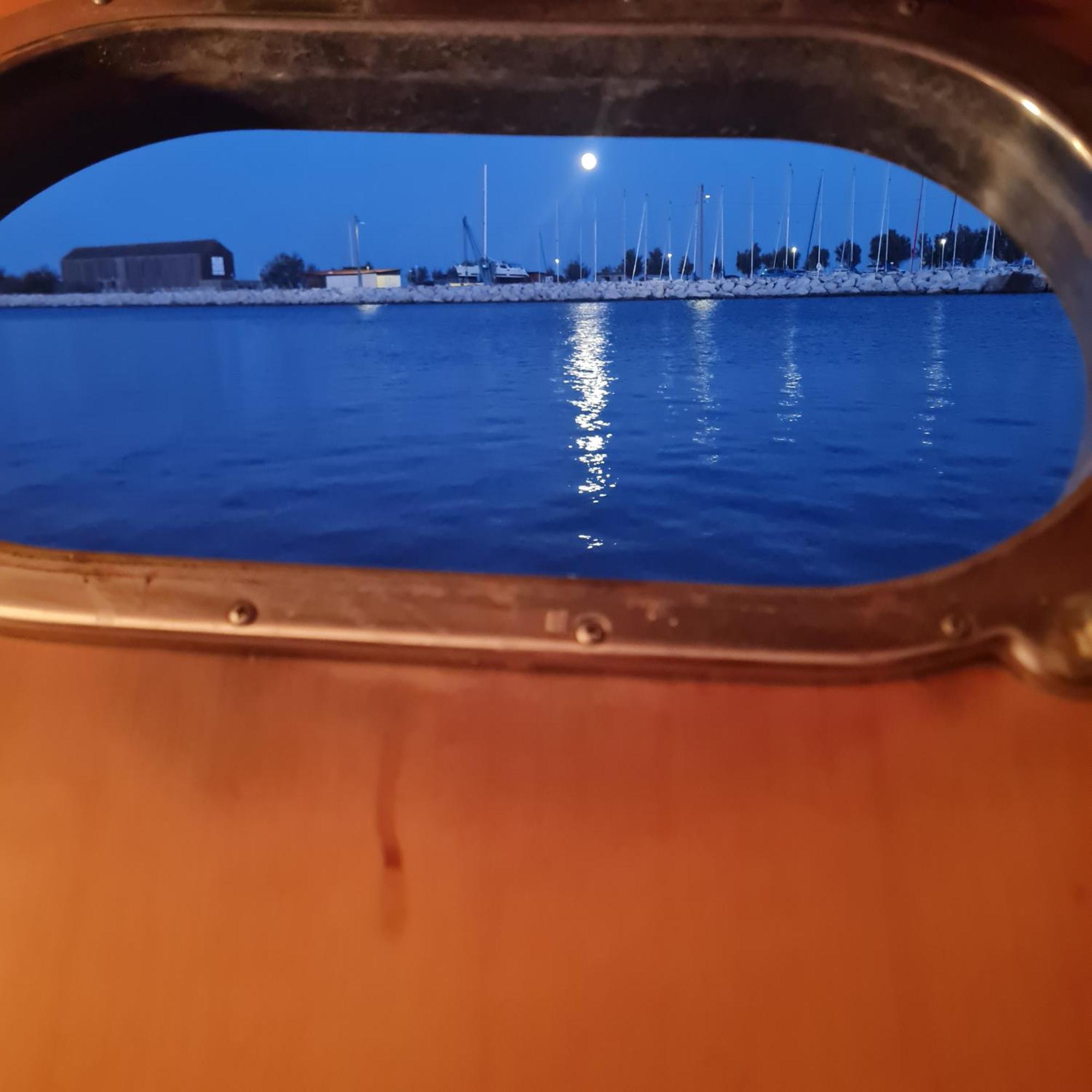 Nuit Insolite Bateau A Quai - Saint Louis Du Rhone
