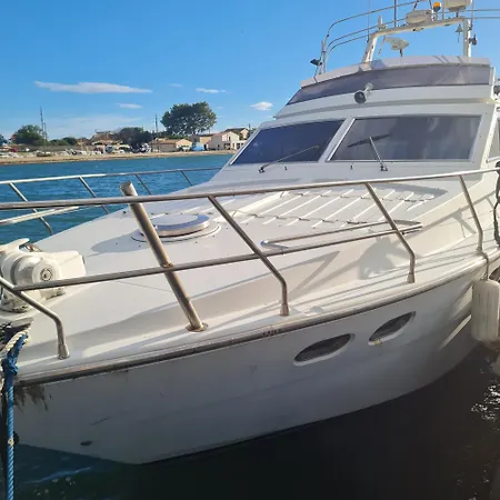Nuit Insolite Bateau A Quai - Port Saint Louis Du Rhone Extérieur photo