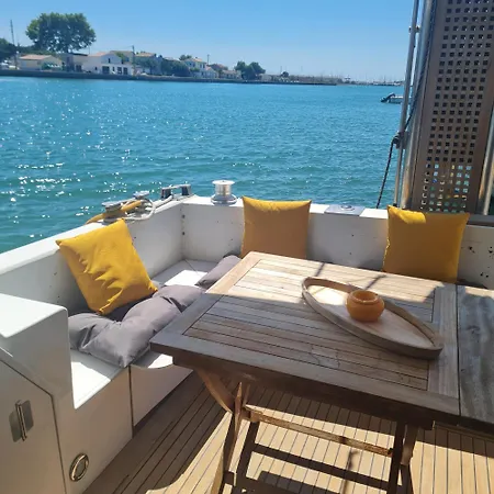 Nuit Insolite Bateau A Quai - Port Saint Louis Du Rhone Extérieur photo