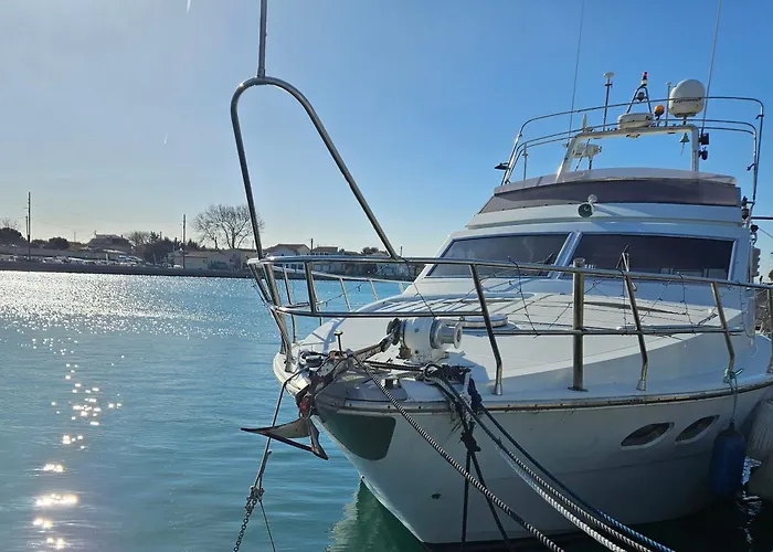 Nuit Insolite Bateau A Quai - Port Saint Louis Du Rhone