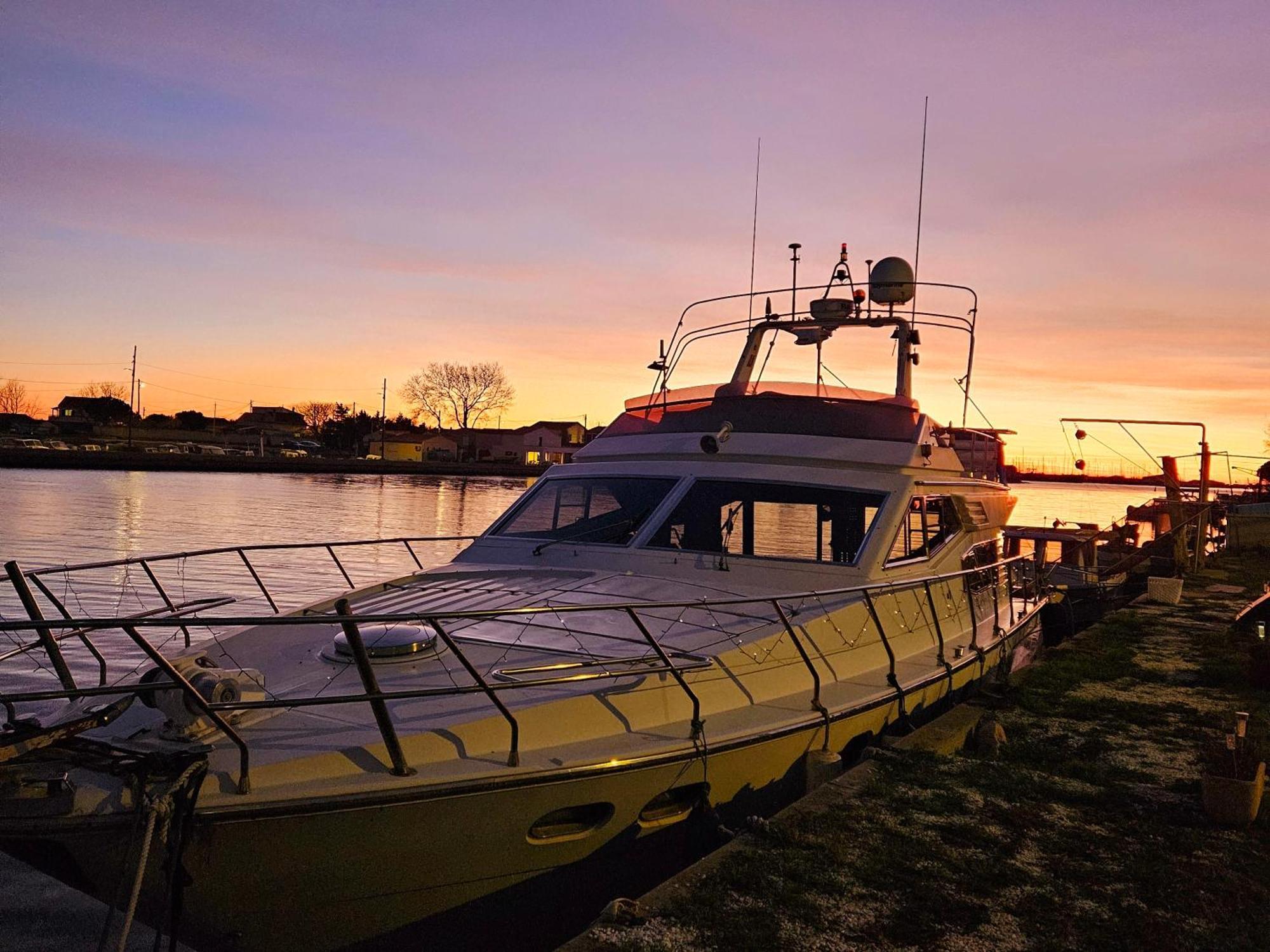 Nuit Insolite Bateau A Quai - Saint Louis Du Rhone Botel
