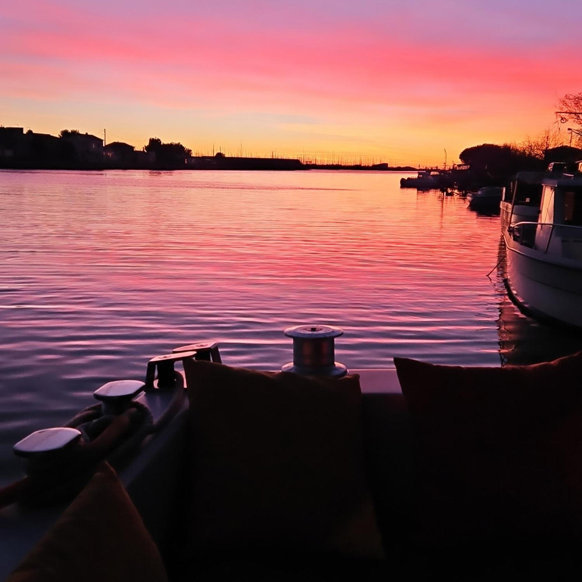 Nuit Insolite Bateau A Quai - Saint Louis Du Rhone Botel Port-Saint-Louis-du-Rhone