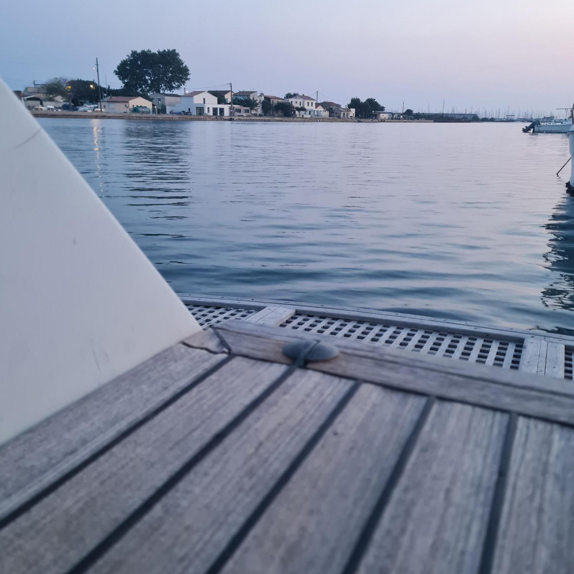 Nuit Insolite Bateau A Quai - Saint Louis Du Rhone Botel Port-Saint-Louis-du-Rhone